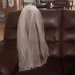 Ivory pencil edged veil with rhinestone accents. 37 inches by 72 inches